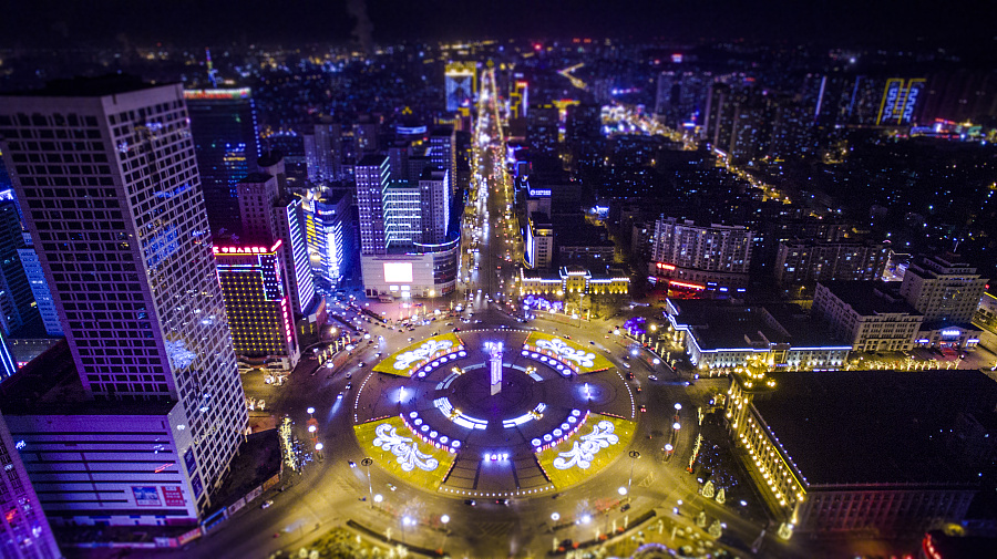 鞍山盛典,嘉宾云集,观众热情如火